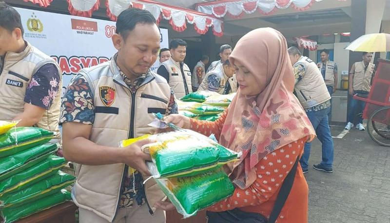 Warga Serbu Beras Murah Satgas Pangan Polda Jateng