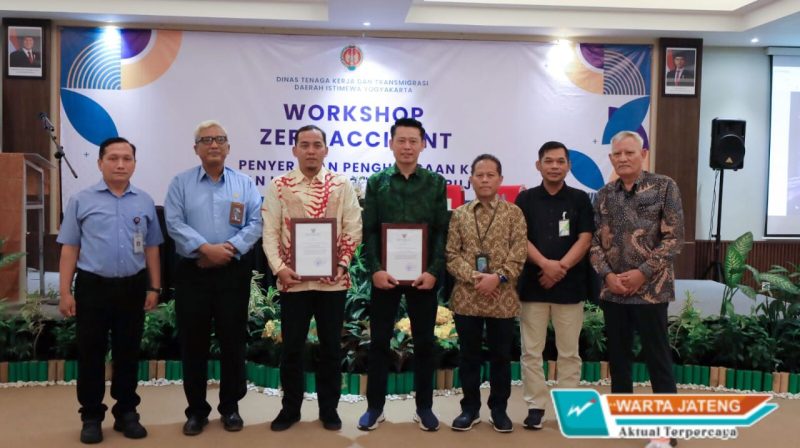 KAI daop 6 yogyakarta raih penghargaan platinum penanggulangan Tuberkulosis dari gubernur diy