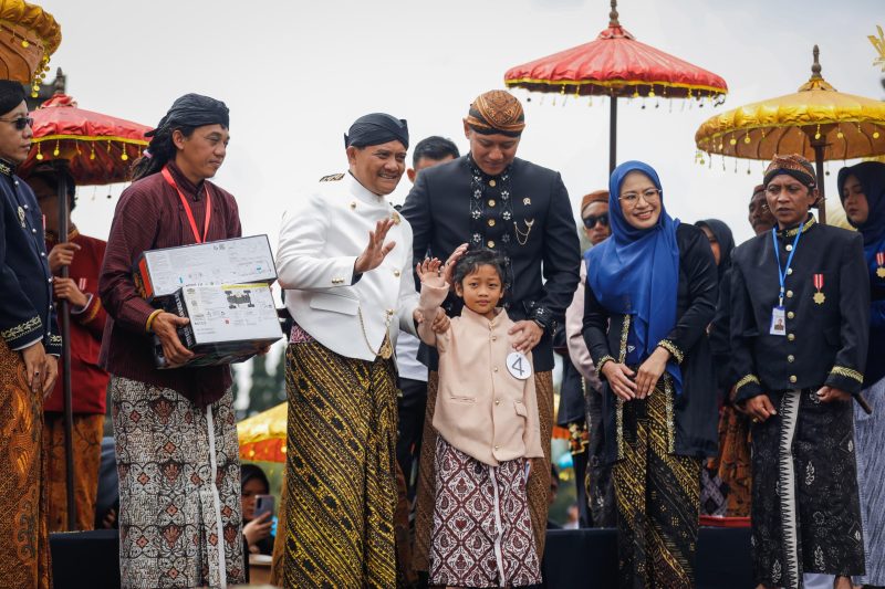 Dapat Permintaan Khusus, Ahmad Luthfi dan AHY Potong Rambut Gimbal Anak Bajang di Dieng