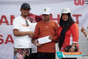 2 Warga Terima Penghargaan Dari Kades Canan Yang Raih Mendali di Event PEPARPEDA Jateng