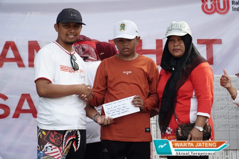 2 Warga Terima Penghargaan Dari Kades Canan Yang Raih Mendali di Event PEPARPEDA Jateng