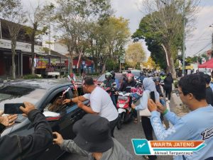 KOMUNITAS VESPA BOYOLALI GELAR AKSI DAMAI,BAGIKAN BUNGA MAWAR DI SIMPANG PANDANALAS