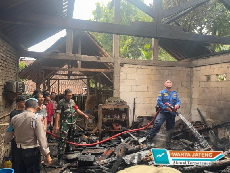 Polsek Nogosari Datangi TKP Kebakaran Dapur Rumah Warga di Desa Pojok